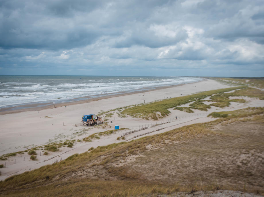 Die Niederlande als auch Belgien haben einen direkten Zugang zum Meer. Baden, aber auch Wassersport ist in beiden Nationen möglich. Strand, Belgien Küste, Niederlande Küste