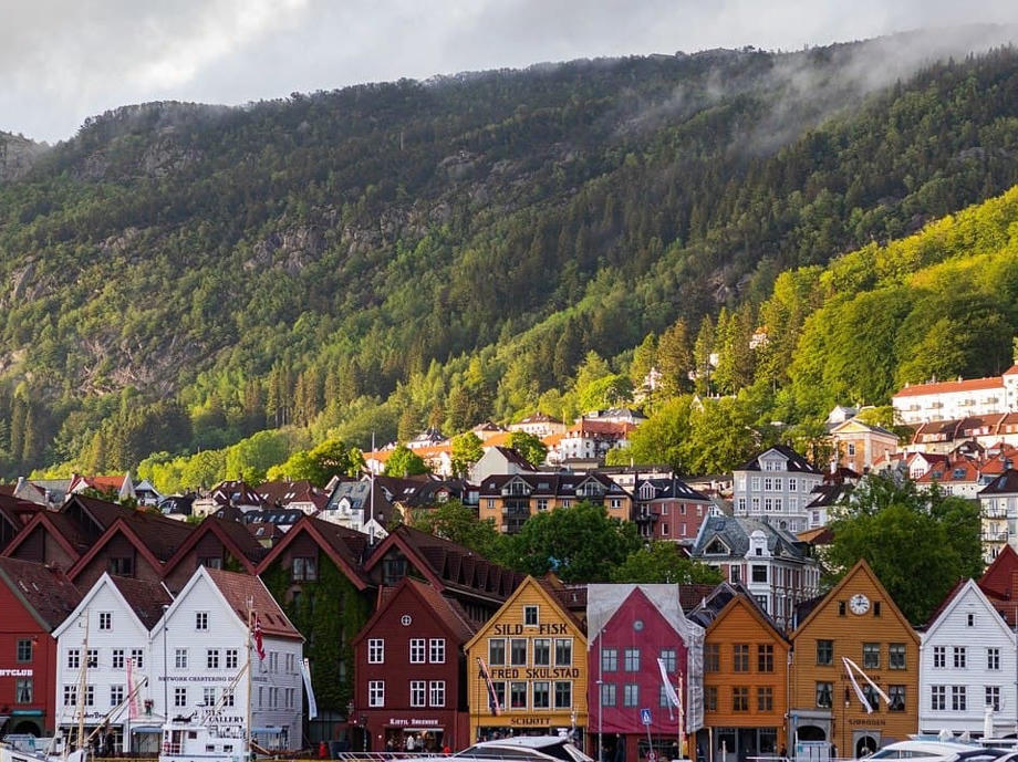 Bergen ist nach Oslo die größte Stadt Norwegens. Die Architektur weckt Erinnerungen an die Hansezeit. Stadt Bergen in Norwegen, Wohnmobil nach Bergen, Norwegen im Campervan