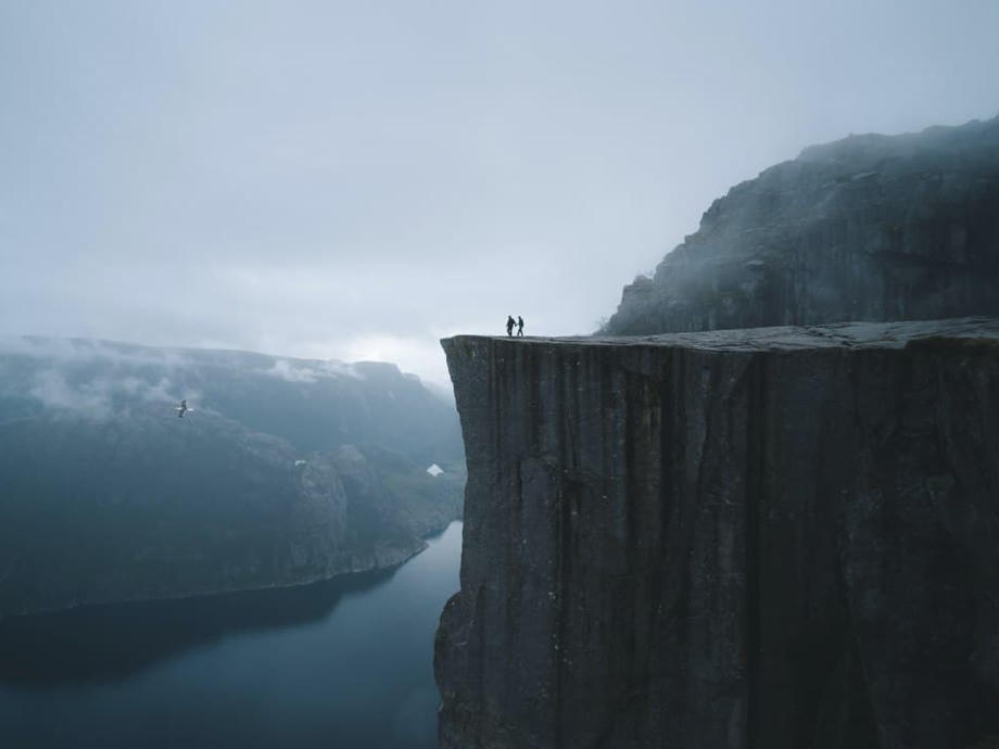 Der Preikestolen ist ein viele hundert Meter steil aufragender Felsvorsprung über dem Lysefjord Preikestolen Norwegen, Camperreise Norwegen, Wanderung Lysefjord