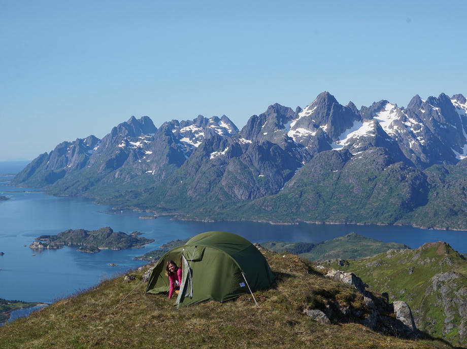 Ob mit dem Camper oder mit dem Zelt - die Lofoten im hohen Norden des Landes sind ein Traumziel vieler Reisender Lofoten Norwegen, Zelten Norwegen, Wohnmobil Lofoten, Camperreise Lofoten