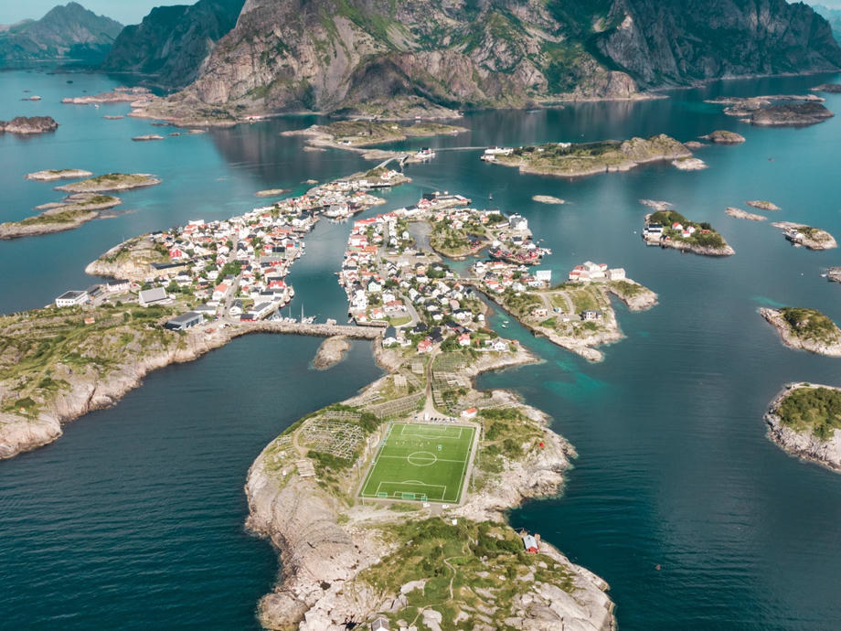 vor allem die Westküste Norwegens ist durch viele vorgelagerte Inseln und Inselgruppen geprägt - Hier eine bewohnte Inselgruppe der Lofoten Lofoten Norwegen, Inselgruppe Westküste Norwegen, Inselwelt Norwegen, Insel mit Camper bereisen Norwegen
