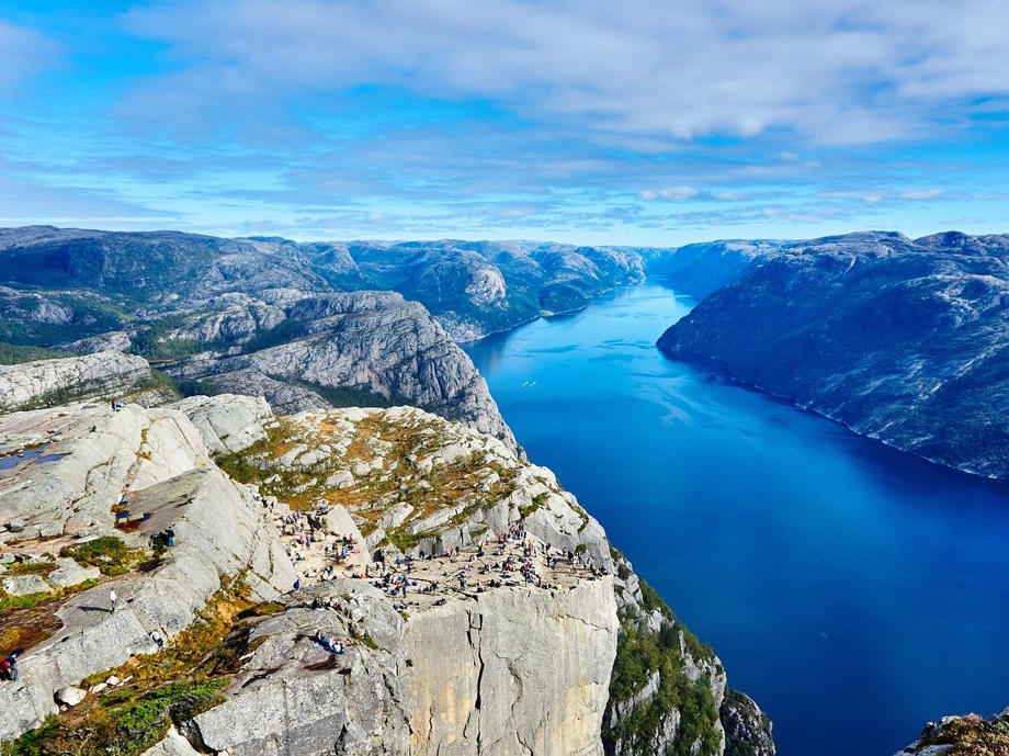der Preikestolen ist eine Top-Attraktion Norwegens mit vielen Tausend Besuchern im Jahr Camper Norwegen, Fjordland Wohnmobil, Preikestolen, Lysefjord Norwegen