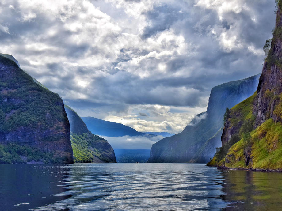 der Sognefjord ist einer der bekanntesten und meistbesuchten Fjorde Norwegens. Zahlreiche Bootstouren starten täglich in den Fjord. Norwegen Sognefjord, Panorama Fjordland Norwegen, Westküste Norwegen