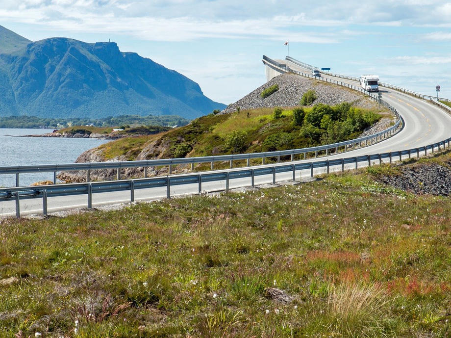die Straßen in Norwegen sind meist in sehr gutem Zustand. Die Küstenlinie im Westen des Landes ist durch viele Brücken und Fähren verbunden. Brücke Norwegen, Straße Campervan, Norwegen Straßenverhältnisse