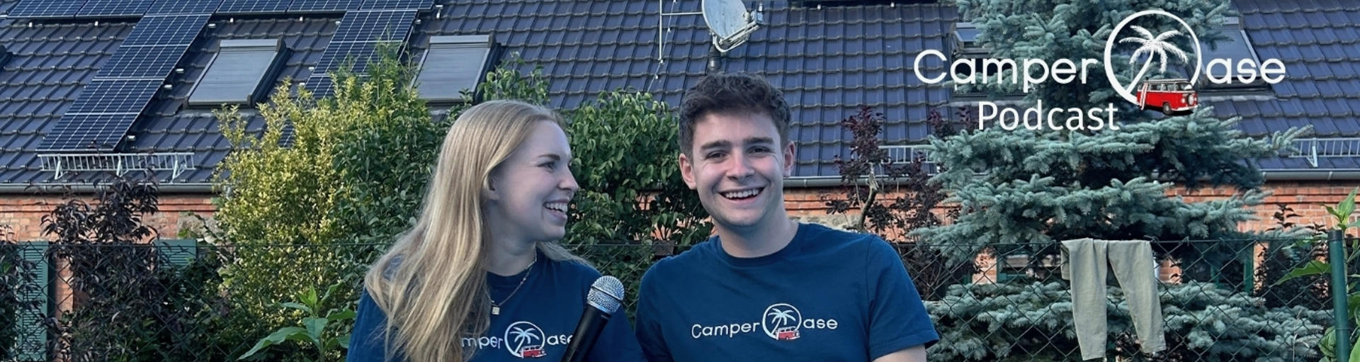 Kathi und Julian vor einem Haus