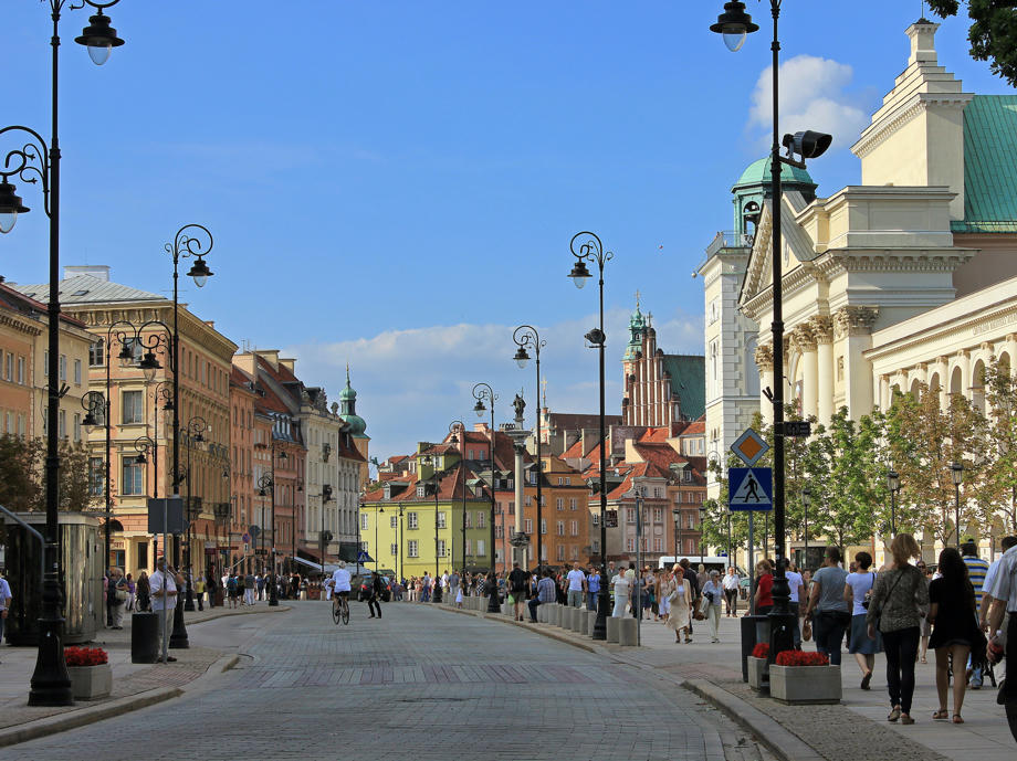 Warschau ist eine lebendige Metropole, die unbedingt einen Besuch wert ist. Warschau Einkaufsstraße, Warschau Polen, Camper mieten Warschau, Camper günstig mieten Polen