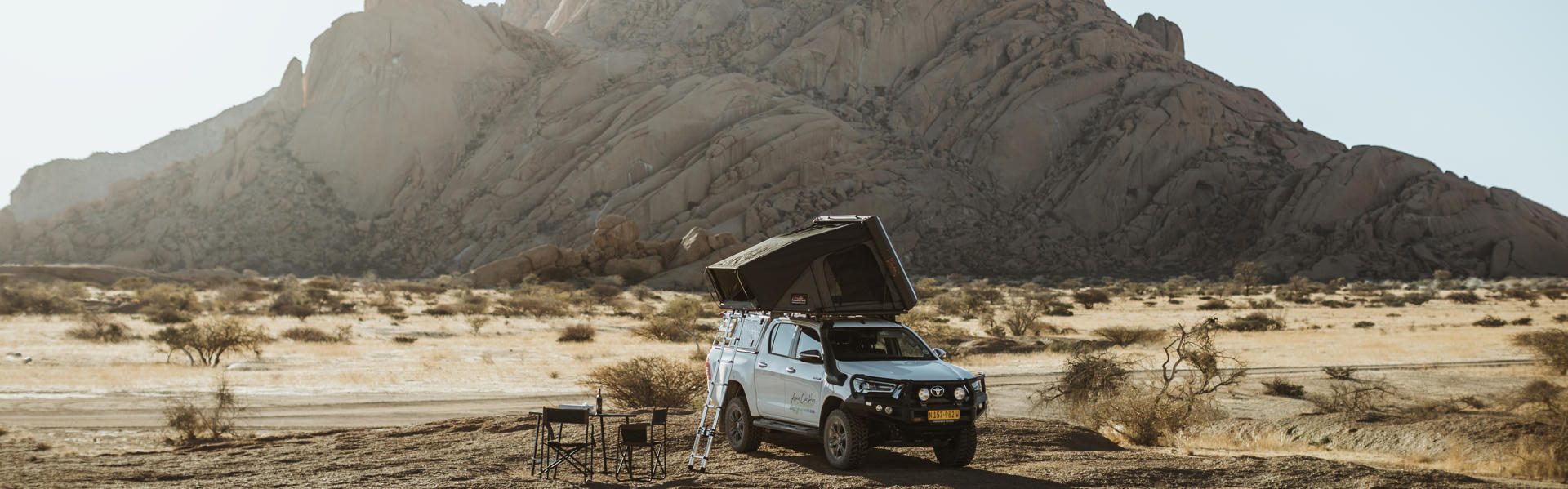 Der Premium S+ Hilux Safari DC 2.8TD von Asco Car Hire an der Spitzkoppe in Namibia