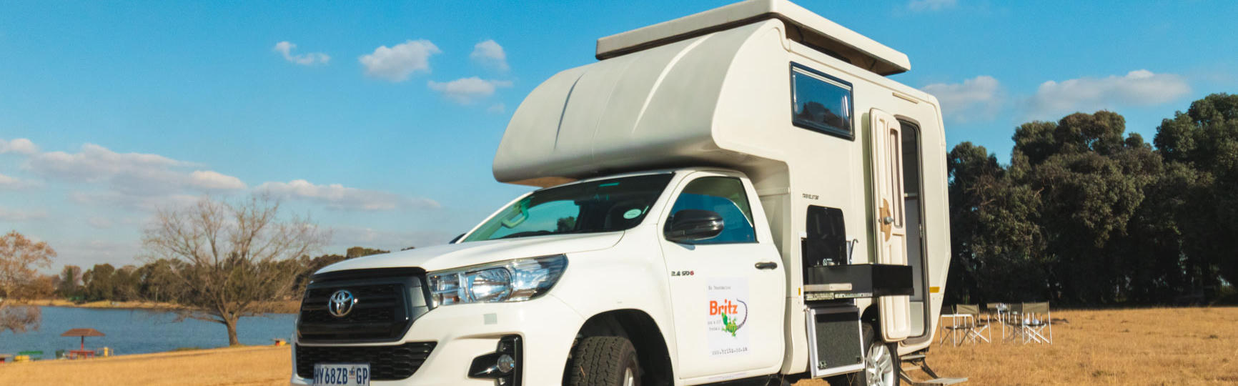 Der 4x4 NAVI 2 Berth von Britz Africa in Namibia oder Südafrika an einem See