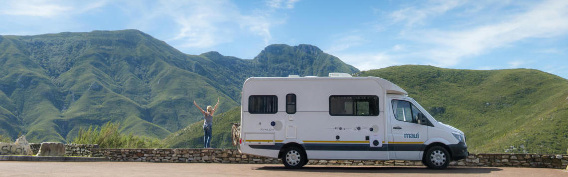 Der M4BI von Maui Motorhomes in einer Berglandschaft