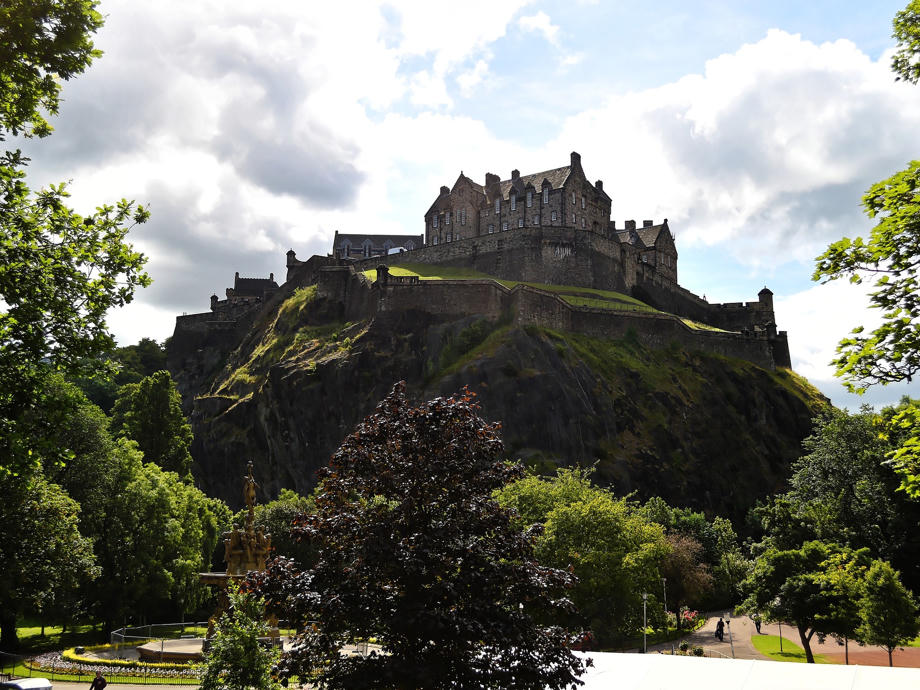 Das Edinburgh Castle steht auf dem Castle Rock, dem Basaltkegel eines erloschenen Vulkans. Edinburgh Castle, Edinburgh besichtigen, Edinburgh Wohnmobil mieten