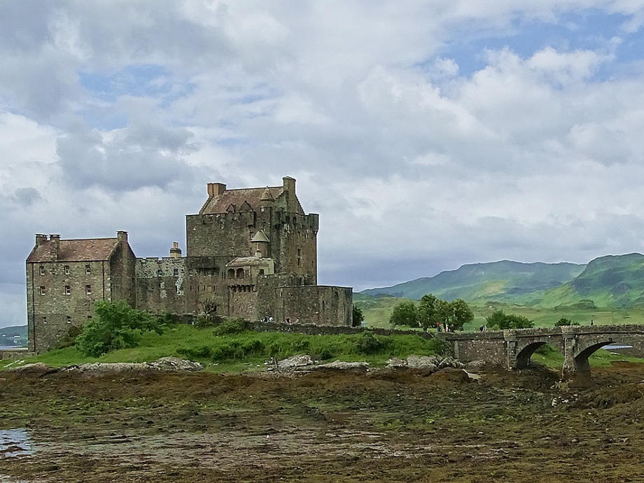 Die Burg liegt auf einer kleinen Landzunge am Loch Duich. Eileand Donan Castle, Schottland Schloss, Schottland Burg See