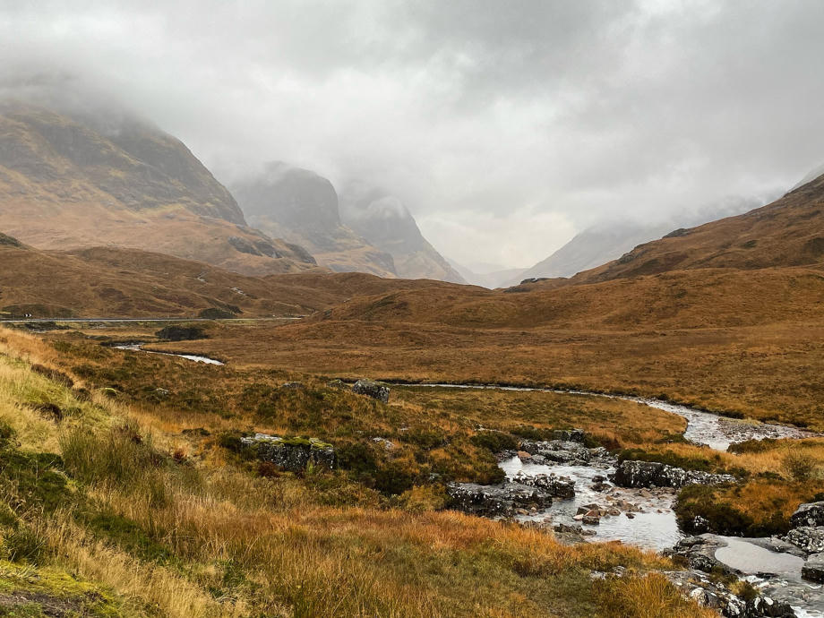 Im Westen des Landes lohnt sich regenfeste Kleidung. Schottland Wetter, Schottland Regen, Reisezeit Schottland, Glencoe Nebel