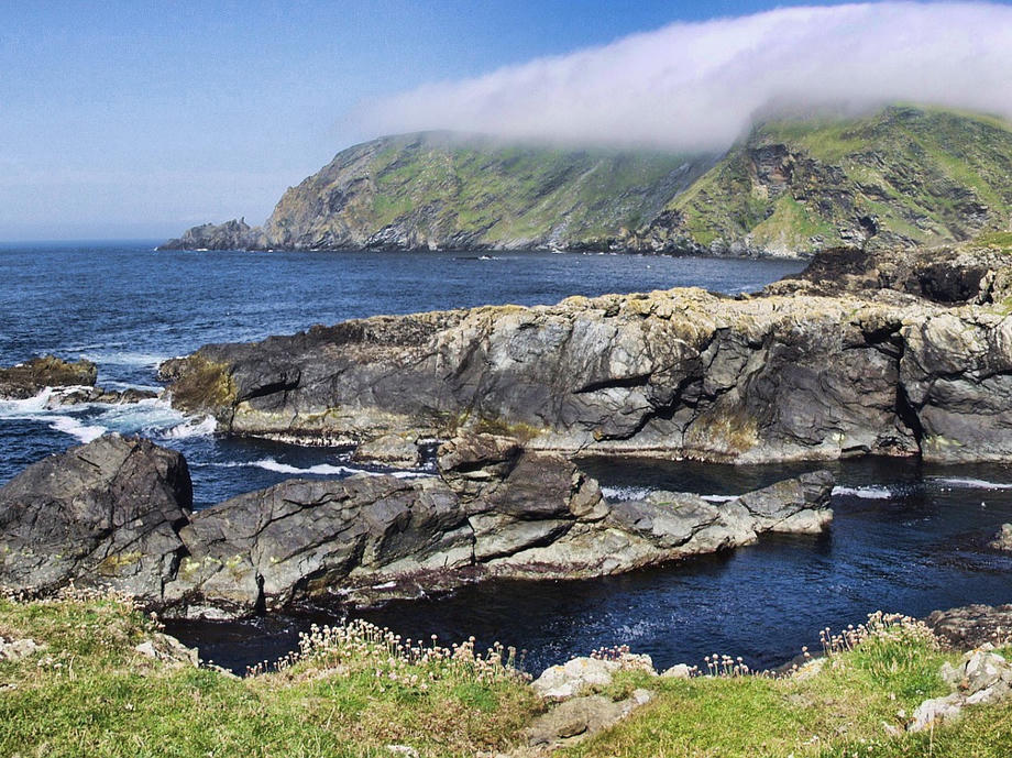 Möchtet ihr die Shetland Inseln besuchen, erreicht ihr diese per 8-12-stündiger Fähre oder dem Flugzeug. Shetland Inseln, Felsküste, Atlantik