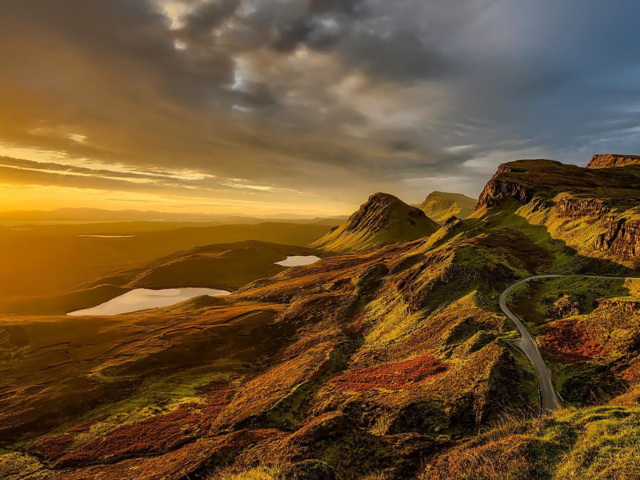 Schottland bietet im Nord-Westen einzigartige Panorama-Straßen. Isle of Skye, Schottland Straßen, Serpentinen, Landschaft Highlands, Sonnenuntergang
