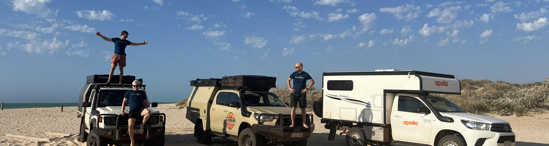 Mitarbeiter der CamperOase auf Fahrzeugen am Strand in Australien