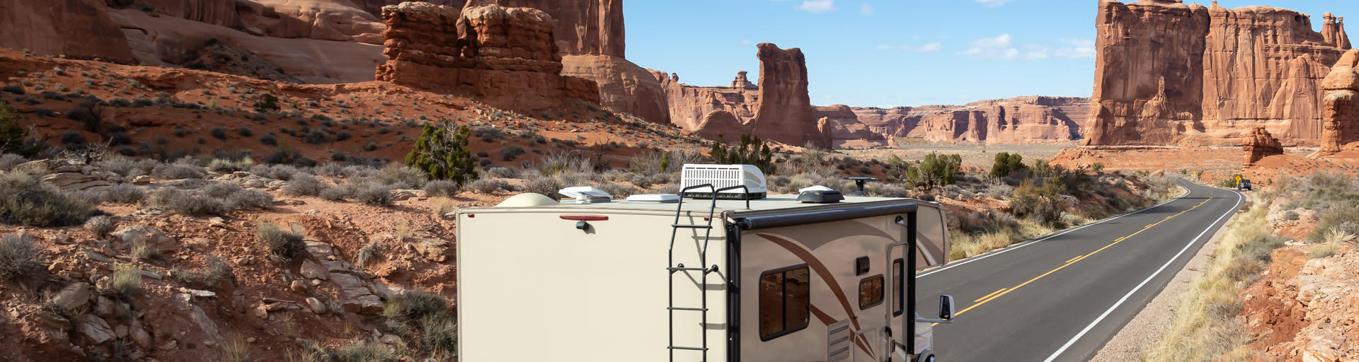Wohnmobil in Wüste im Westen der USA