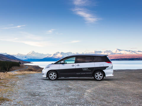 Slepervan vor Landschaft