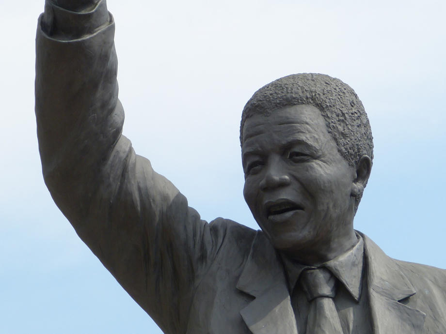 Nelson Mandela wurde 1994 der erste dunkelhäutige Präsident Südafrikas. Nelson Mandela, Statue, Denkmal, Südafrika Geschichte