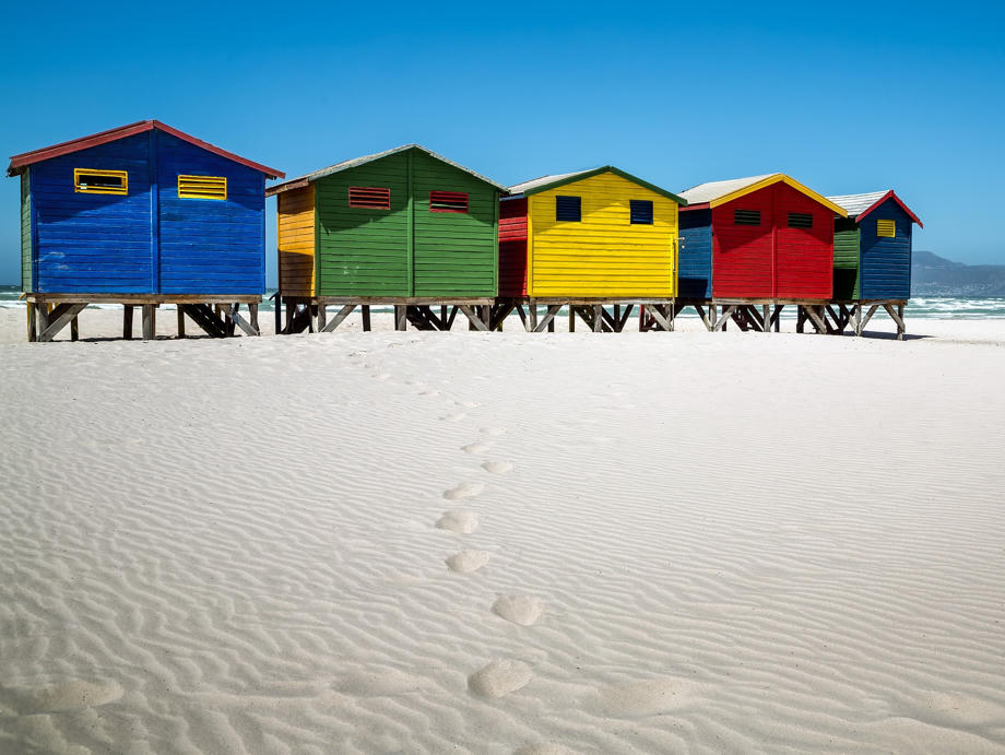 Diese bunten Strandhäuschen könnt ihr in Muizenberg in der Nähe von Kapstadt entdecken. Bunte Häuschen, Strand, Muizenberg