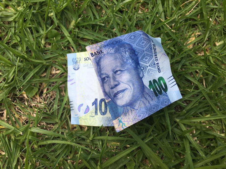 Ein Euro entspricht derzeit umgefähr 20 Rand. Währung Südafrika, Rand, Geldschein, Rasen