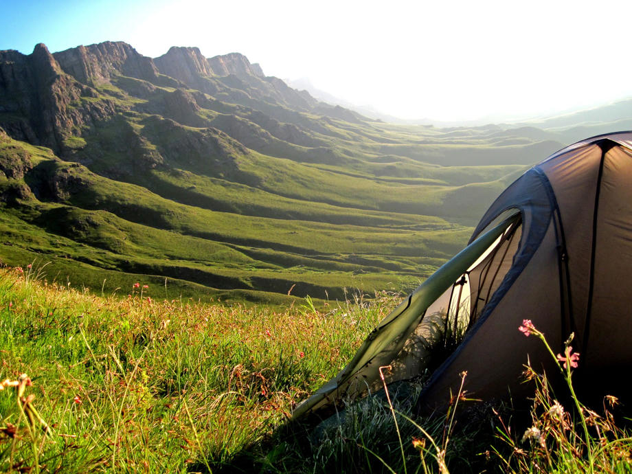 Wildcampen ist in Südafrika nicht erlaubt. Ihr solltet euch deswegen immer einen markierten Platz zum Campen suchen. Wildcampen, Camping Südafrika, Zelt, Sani Pass