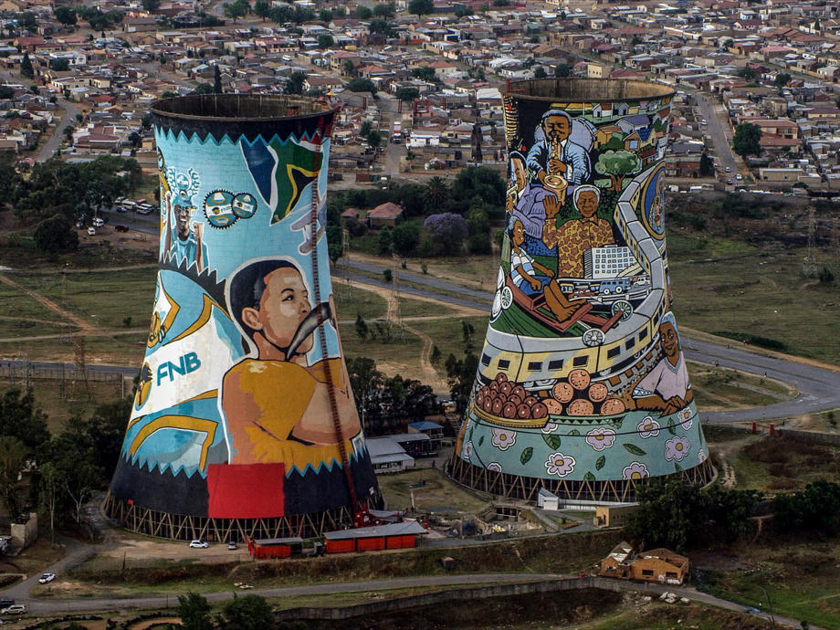 Die Orlando Towers im Stadteil Orlando in Soweto sind ein ehemaliges Heizkraftwerk. Orlando Towers, Soweto, Johannesburg