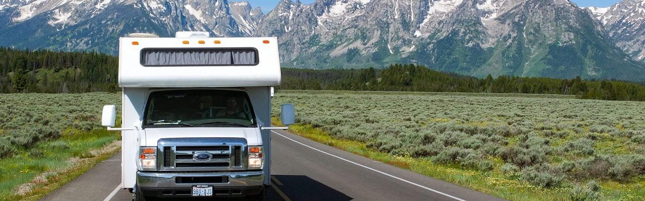 Fahrzeug von Mighty auf einem Highway in den USA