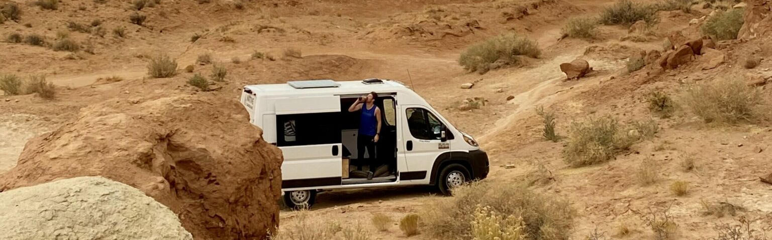Fahrzeug von Native Campervans in einer Wüste in den USA