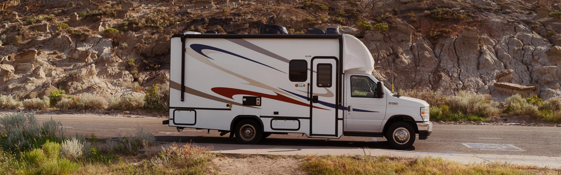 Super Van Camper von Road Bear RV vor Bergrkulisse in den USA