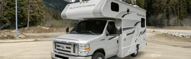 Klasse C3 Premium von Road Camper geparkt vor Bergen in den USA & Kanada
