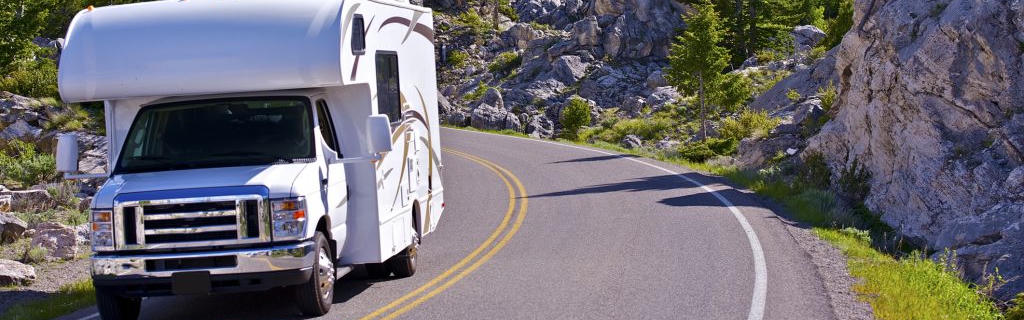 Fahrzeug von Road Camper auf einer Straße in den USA