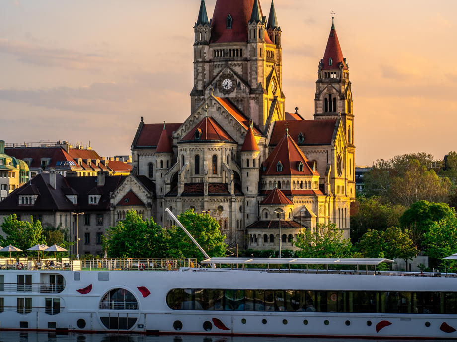 Wie ist die Hauptstadt Österreichs. Die Stadt ist bekannt für ihre kaiserlichen Paläste und kulturelles Erbe. Wien, Österreich, Camper mieten, Wohnmobil Reisen