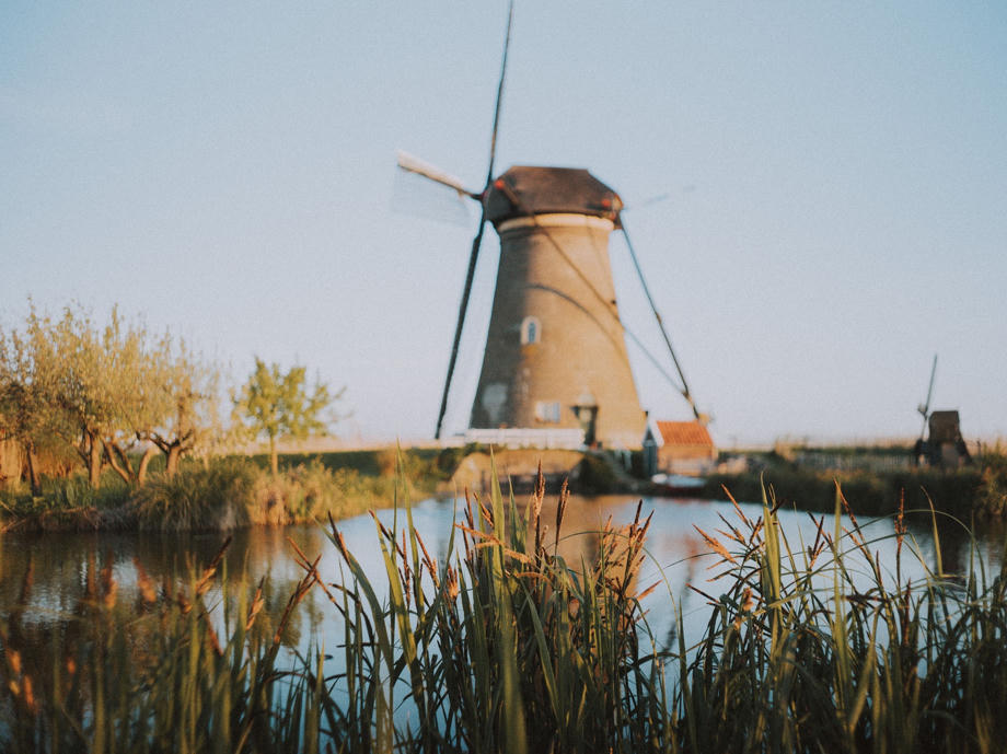 Es gibt über 1000 Windmühlen in Holland. Einige von den Windmühlen werden noch zum Trockenlegen der Sumpfgebiete genutzt. Kinderdijk, Windmühen Niederlande