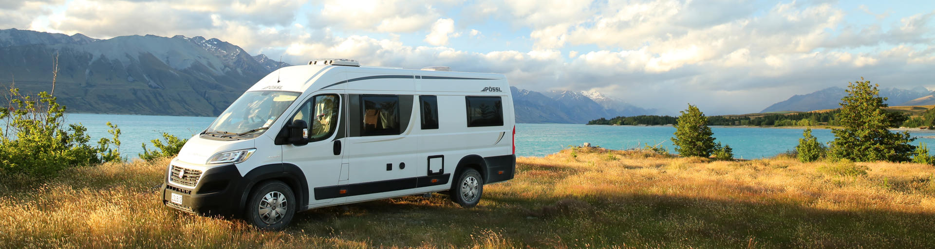 Ein Wohnmobil in schöner Natur in Neuseeland 