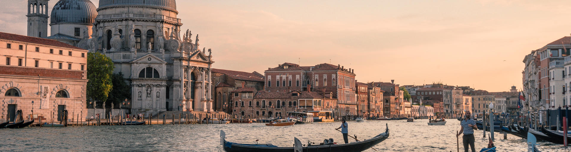 Gondeln in Venedig beim Wohnmobilurlaub Italien